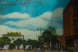 透過早年日本明信片就可以看到台北郵局與北門的樣貌。（翻攝）