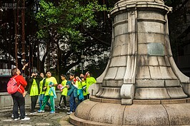 原本矗立於捷運西門站六號出口的基座，戰後移到了中山堂廣場一角當成國父雕像的基座。形成了基座是日本人做的，上面站的卻是中華民國開國國父的景象。