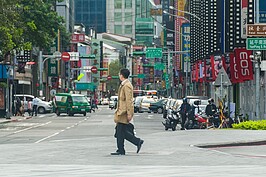 博愛路現在則成為攝影者最愛逛的相機街。當年的加藤時計廣告現在換成了相機廣告。