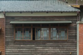 台灣總督府交通局鐵道部辦公廳舍採用的建材除了水泥、石材以及紅磚外，想當然爾，台灣有名的檜木自然也成為當年建材的主要部分。在鐵道部古蹟的右邊就可以看到檜木雨淋板的外觀樣貌。