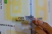 貼「功德院」貼紙青團喊言論自由　北捷：抓到就罰