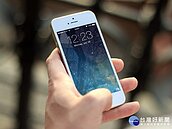 果粉崩潰！iPhone再傳重大災情　iOS更新爆黑螢幕轉圈、死機