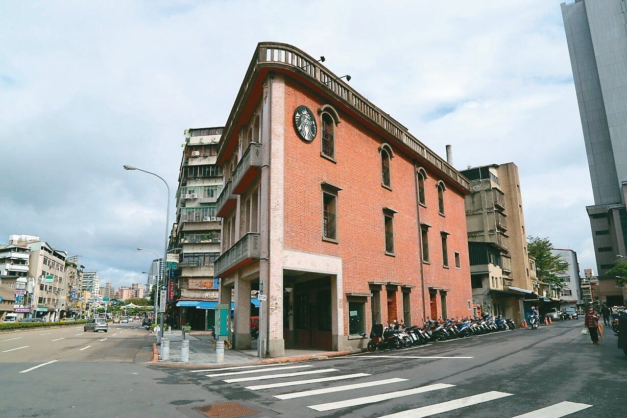 台北市萬華林宅過去斑駁、老舊，祖厝產權分屬62人，取得家族8成持分人同意，難度很高，被視作私有古蹟修復成功案例。 記者魏莨伊／攝影