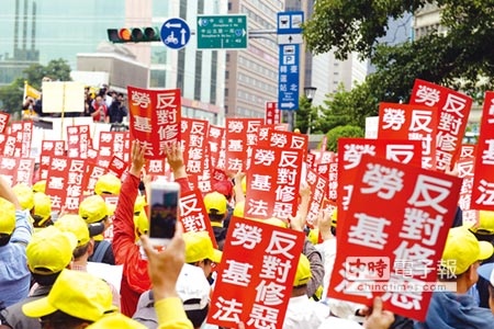 有勞工團體不滿政院勞基法修正案，日前前往行政院大門口前抗議。圖／王德為