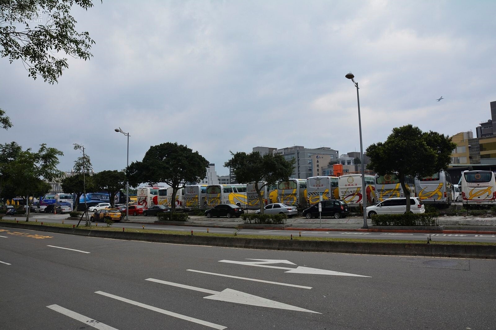 內湖五期遊覽車排滿滿。(好房網News記者 陳韋帆/攝影)