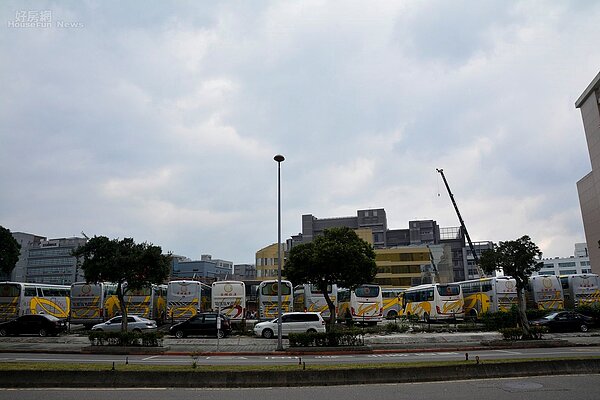 內湖五期遊覽車排滿滿。（好房網News記者 陳韋帆／攝影）