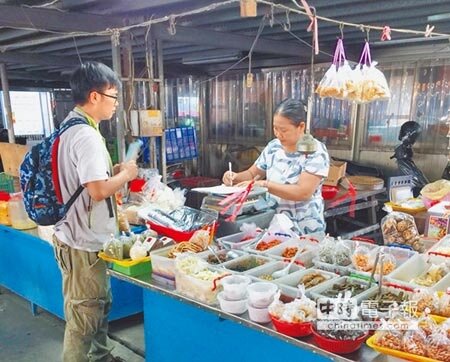 台南市政府環保局推動傳統市場「不主動提供塑膠袋」運動，獲得許多攤商熱情響應，甚至主動加碼，提供自備購物袋的顧客2至5元的折扣優惠。（洪榮志攝） 