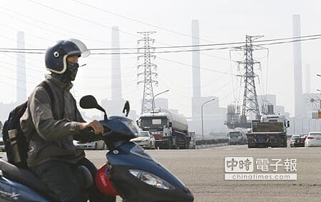 秋冬空汙嚴重,環保署盼掌控防治空汙自主權,與經濟部槓上。圖/「本報資料照片