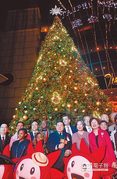 
遠東集團4日在總部舉行耶誕點燈儀式，董事長徐旭東（中）出席主持。圖／顏謙隆
 