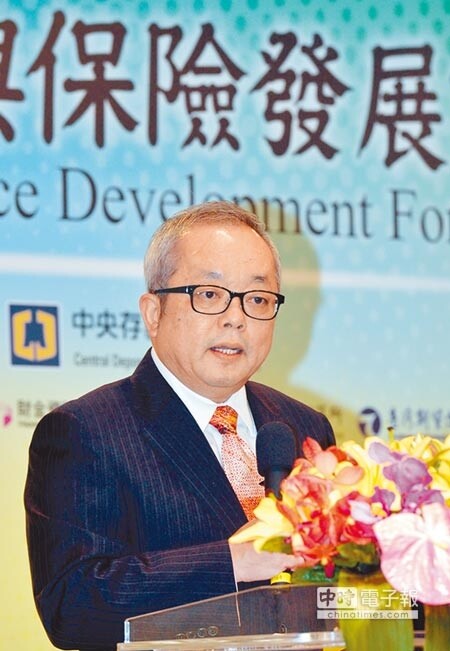 行政院副院長施俊吉4日表示，保險業面臨三大挑戰