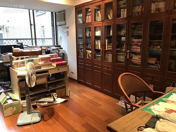 4. 兩大面書牆,古典與現代文學各半。