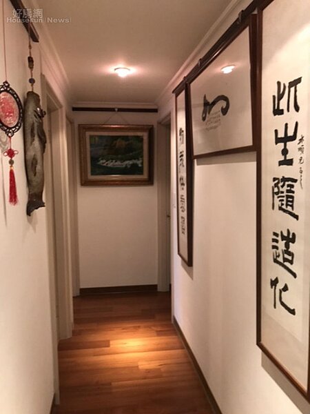 5. 通道懸掛知交詩人羅青的書法。