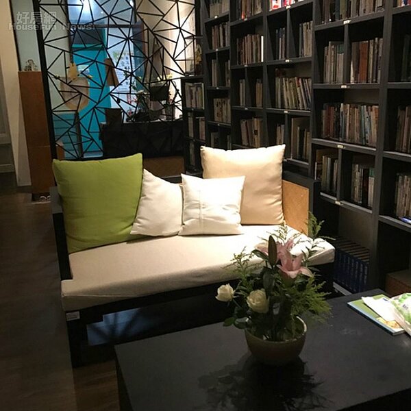 6. 明道大學內的「蕭蕭書房」,以冰裂紋牆隔出玄關和小客廳。