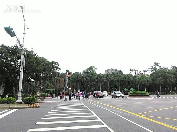 台大臨近公館商圈,生活機能方便。