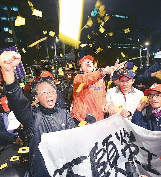 抗議勞基法修惡,在立法院外抗議的群眾昨晚假裝在立法院前灑冥紙抗議後,衝到中山南路與青島東西路口上,占據馬路、癱瘓交通。 記者陳正興/攝影