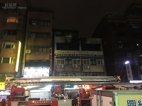 今天(12/5)晚間7時30分八德路4段火災,火勢在晚間9時30分獲得控制。(好房網News記者羅力元/攝影)