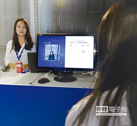 
英特爾、鴻海、亞太電信5日發表協同英特爾規畫開發的多接取邊緣運算5G技術應用於人臉辨識服務，未來將能使用在智慧零售、虛擬消費、居家安全門禁等系統。圖／王德為
 