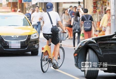 台北市每天6萬多人次騎乘YouBike（見圖，王英豪攝)，過去騎車致傷亡沒有保險理賠，如今北市交通局宣布納保「第三人責任險」，6月1日正式生效。