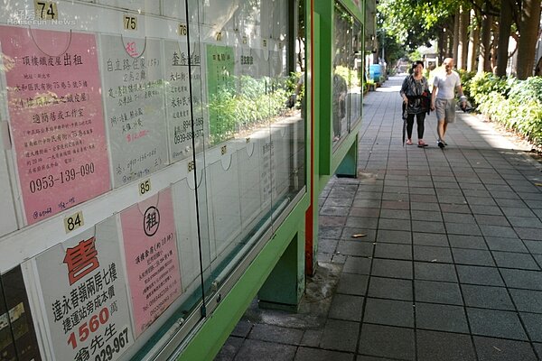 租屋情境,新北市府連實體看板都無法禁止頂加出租,中央卻要推動租屋專法。(好房網News記者 陳韋帆/攝影)