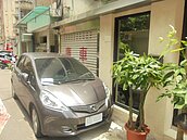 停在「假車庫」前被拖吊　車主好怒、警察無奈