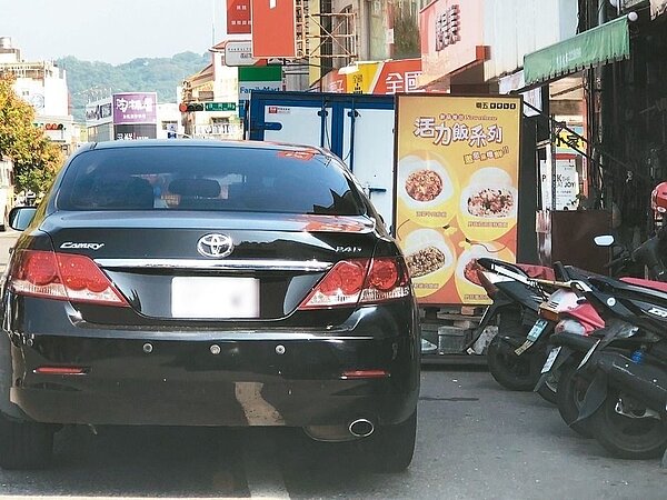 交通警察大隊表示，屋主為避免有車擋住出入口，設置路障、立牌等是違法行為。 記者江良誠／攝影