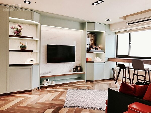 3.客廳以淡綠色的牆壁書櫃為主調,搭配木紋磚地板,散發濃濃鄉村風。