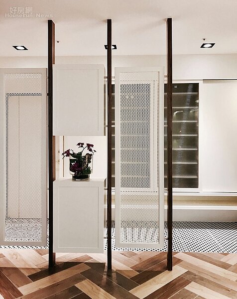 2.設計師量身打造了蜂窩狀的屏風,不希望實心把空間隔開,而是透過孔洞穿透,卻又不會一眼望穿。