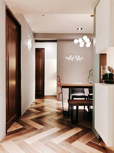 6.實木餐桌特地為了高山峰而削小,木門搭配木紋磚搭配木桌,很有整體感,餐廳牆上也可見高山峰爸爸的插畫。