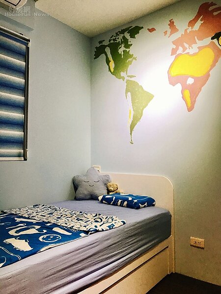 7.兒子恩恩喜歡藍色,房間漆成藍色之外,還有藝術家爺爺畫的世界地圖!