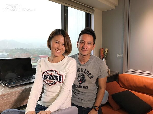 9.客廳享有景觀,也特地打造了窗檯桌,讓夫妻兩人可以一塊賞夜景談天。