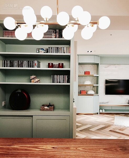 4.餐廳也可以直接看到客廳的電視,空間感很流暢。