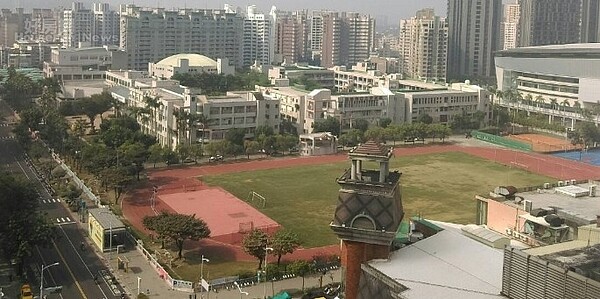 高雄漢神巨蛋商圈 操場　空汙　運動會　高雄學校 學區宅 情境照