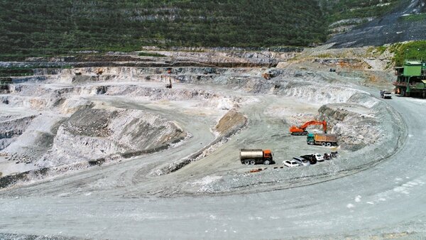 行政院會今通過修正礦業法草案，包括亞泥花蓮新城山在內的66個礦區，確定必須補辦環評程序，圖為亞泥在太魯閣國家公園的採礦場。 報系資料照
