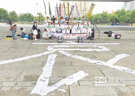 台灣健康空氣行動聯盟結合彰化縣醫療界聯盟20多位中台灣醫師，7日齊聚台中市政府廣場，以白袍及聽診器在廣場上排出大「哀」字，哀悼因空汙早逝的生命！（陳世宗攝） 