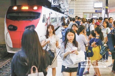 台鐵原預定明年元旦執行旅客到站10分鐘未出站將加收15元，因擔心執行時與旅客衝突，昨天喊卡。（本報資料照片）