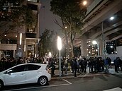 流鼻水也要排！　近千人瘋狂排隊搶名鞋