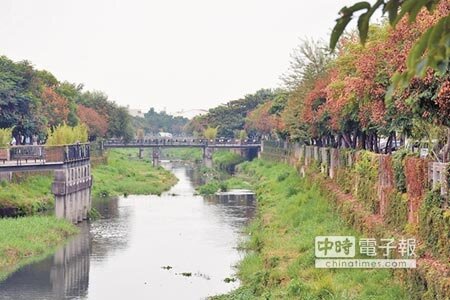 民眾擔心萬年溪活水不足，無法支應親水公園引水使用。（林和生攝）