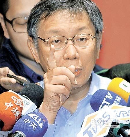 媒體轉述呂秀蓮談話並追問柯的反應,柯文哲態度顯然認為不值得一談。(季志翔攝)