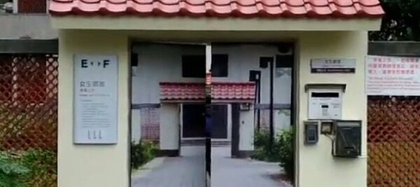 雲科大宿舍鐵門的透視設計(翻攝自臉書)