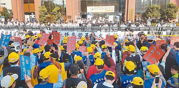 南部勞工團體昨天發動反勞基法修惡大遊行,共有三萬人上街頭,原要到行政院南部服務中心掛上「功德院」招牌,警方以拒馬層層封鎖,不得其門而入。 記者蔡容喬/攝影