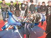 教練教…　女生也能頂起400公斤重機