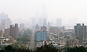 空汙多嚴重　高雄人醒來第一句話：又要戴口罩