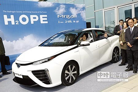 除了電動車之外,燃料電池車(FCV)也是新能源車之一,FCV因具有諸多優勢,已吸引許多國家投入研發。圖為蔡英文總統體驗氫燃料電池車。圖/本報資料照片