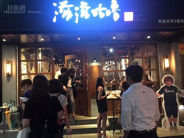 燒肉店的外觀以木製的窗戶和未經太多修飾的水泥牆做搭配。
