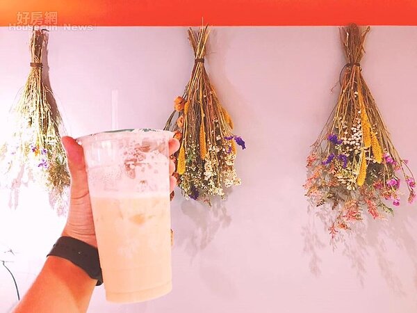 店內以橘色為主色調搭配乾燥花，走少女心的文青風！
