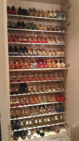 7. 整排的鞋櫃展示著各式繽紛鞋款。