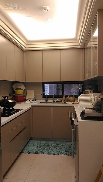 9. 廚房精緻,右邊流理台上即是切肉刀。