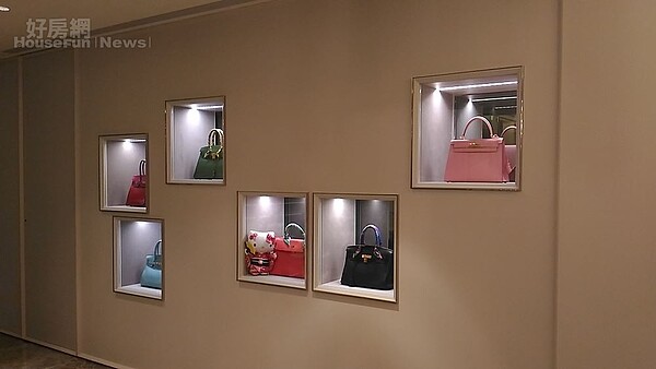 4. 展示櫃裡陳設著價值不菲的柏金包。