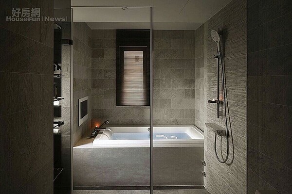 10. 裝設上電視的浴室,在此泡澡解除一天疲勞,非常享受。