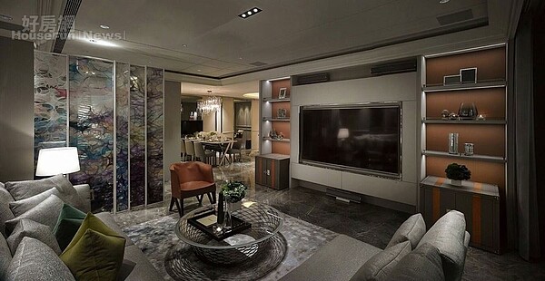 2. 客廳有著85吋大電視,家中宛如劇院。